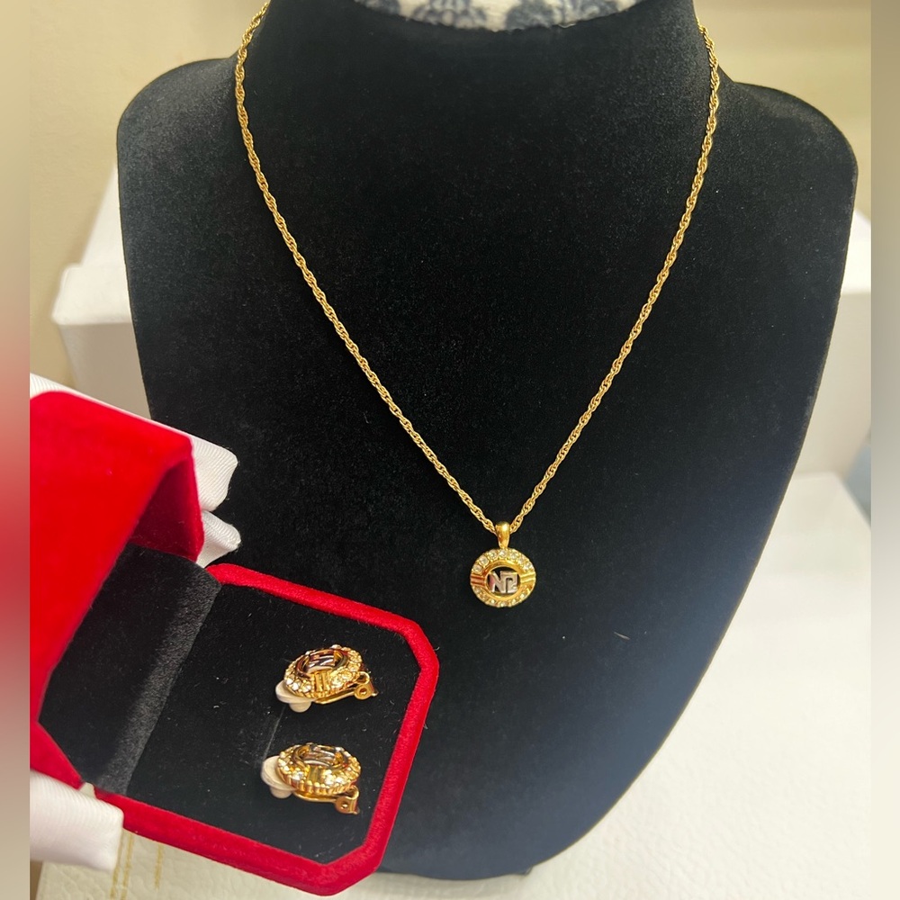 NINA RICCI SET OF NECKLACE & EARRINGS.